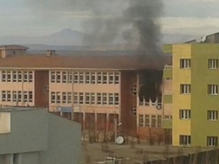 Kalleşler 3 Okulu Ateşe Verdi!