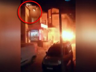 Küçükçekmece’de zırhlı polis aracına molotoflu saldırı