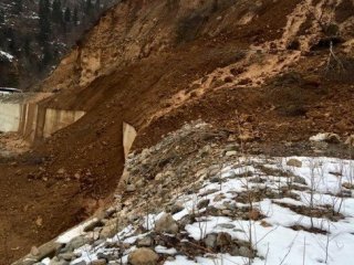 Giresun’da Heyelan Yol Kapattı