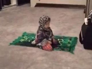 Demet Akalın'ın Kızı Hira'nın Namaz Görüntüleri