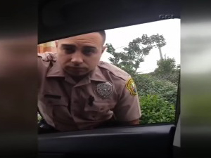 Hız Yapan Polisi Kenara Çekti Ve...