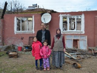 Evi Yanan Aile Yardım Bekliyor