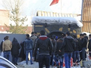 Hakkarili gençler askerlik için kuyrukta