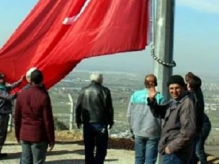 O Tepeye Dev Türk Bayrağı Dikildi