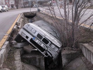 Ehliyetsiz Sürücü Kanala Uçtu