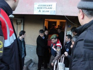 Babasını Öldürdü Sonra Kafasına Sıktı