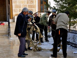 Camideki Avize Cemaatin Üzerine Düştü