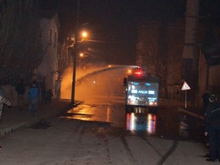 İzinsiz yürüyüşe polis müdahalesi