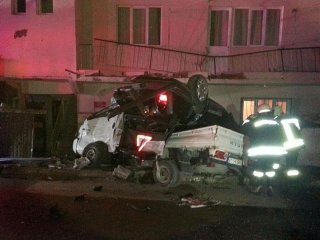 Otomobil Kamyonetin Kasasına Düştü: 3 Ölü