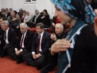 Davutoğlu'ndan Cemevi Ziyareti!