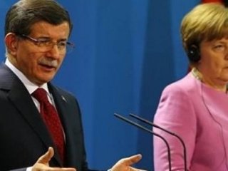 Davutoğlu, Merkel'le telefonda görüştü