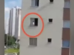 Pencereye Çıkan Çocuk Yürekleri Ağza Getirdi