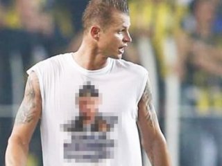 Rus futbolcudan olay olan tişört