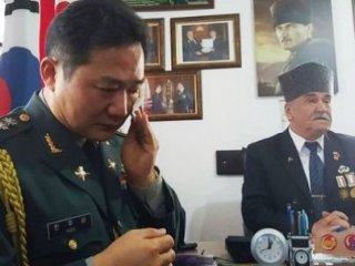 Türk Gazilerin Elini Öpüp Ağladı