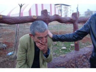 Gözünü Açar Açmaz Alkol İstedi!