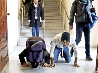 Finlandiya'dan Irak'a Dönen Mülteciler Yeri Öptü