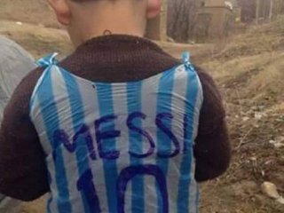 Messi'den Afgan Çocuğa İmzalı Forma