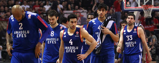 Anadolu Efes final serisinde durumu eşitledi