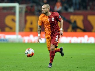 Sneijder Türk Bayrağını Öptü!