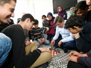 Davutoğlu çocuklarla satranç oynadı
