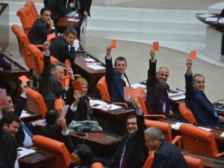 CHP'li Milletvekillerinden Kırmızı Kartlı Tepki