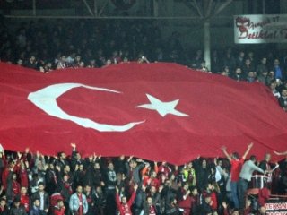 Tribünlerden şehitler için slogan