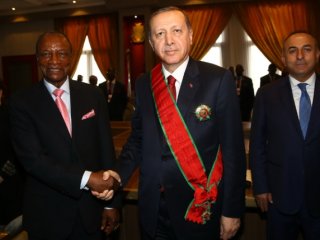 Erdoğan'a şeref madalyası verildi