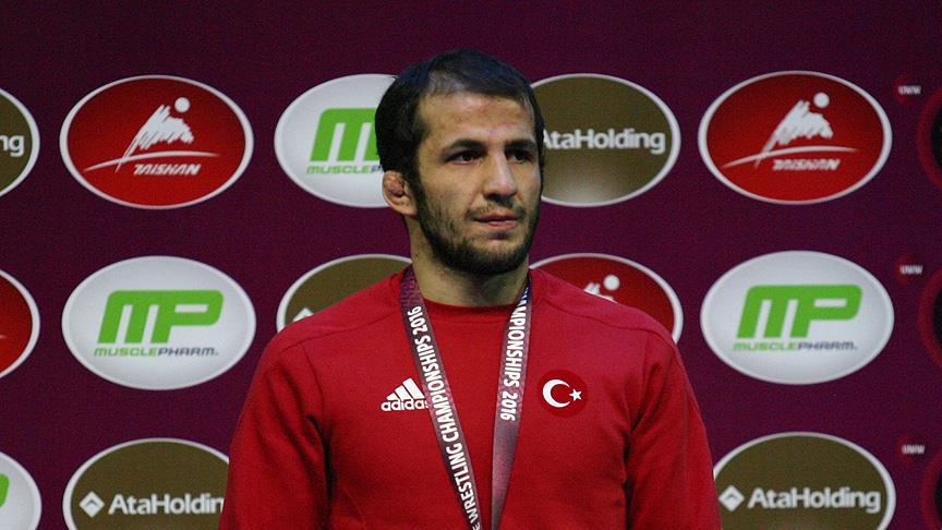 Milli güreşçi Mustafa Kaya'dan gümüş madalya