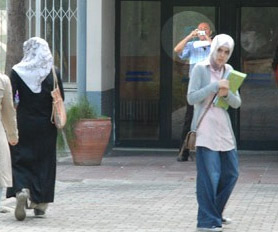 Okul kapısında nöbet tutuyor