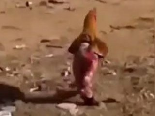 Kadın kılığında dolaşanlarla böyle dalga geçti