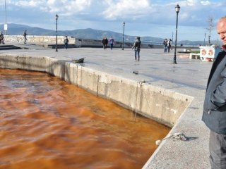 Bandırma’da Deniz Kızıla Büründü