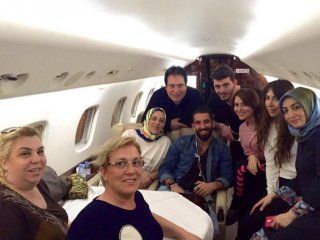 Arda Turan akrabalarını uçurdu