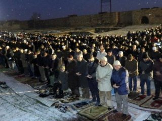 Kar altında 'Kurtuluş namazı!