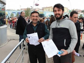 Oğluna destek olmak için sınava girdi