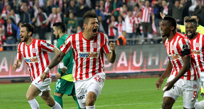 Antalyaspor 3 puanı 3 golle aldı