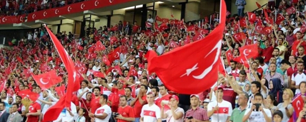 Dev maçta teröre karşı bayraklı cevap!