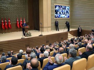 O köşe yazarlarına ateş püskürdü