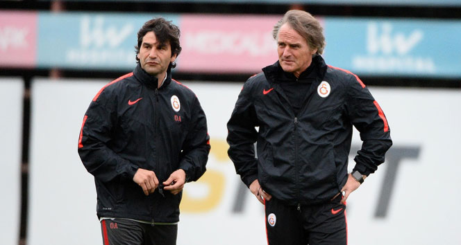 Galatasaray'ın yeni hocası ilk antrenmanına çıktı