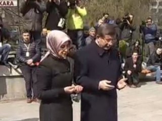 Davutoğlu Kızılay'daki patlama noktasına karanfil bıraktı