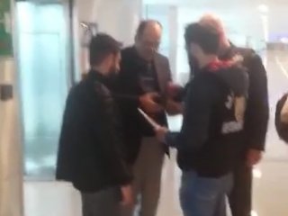 FETÖ imamı Atatürk Havalimanı'nda enselendi