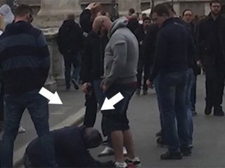 Mültecinin üzerine işediler!