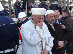 Şehit oğlunun cenaze namazını kıldırdı