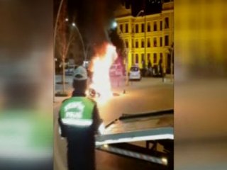 Polise kızdı, motosikletini yaktı