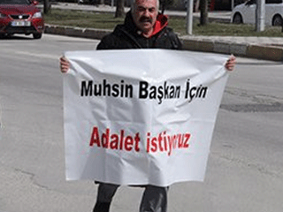 Elindeki pankartla Ankara'ya yürüyor