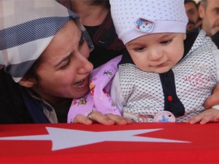 Şehit eşini 9 aylık bebeğiyle uğurladı