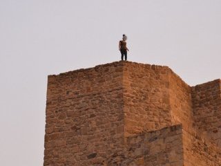 Genç kız Niğde Kalesi'nden atladı