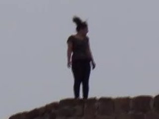 Genç kız kale surlarından aşağıya atladı