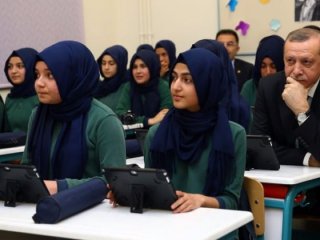 Cumhurbaşkanı Erdoğan öğrencilerle ders dinledi