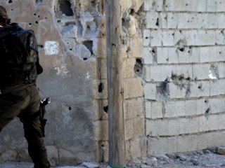 Parmağı kopan polisten göz yaşartan kahramanlık