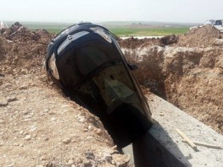 Otomobil Çukura Uçtu